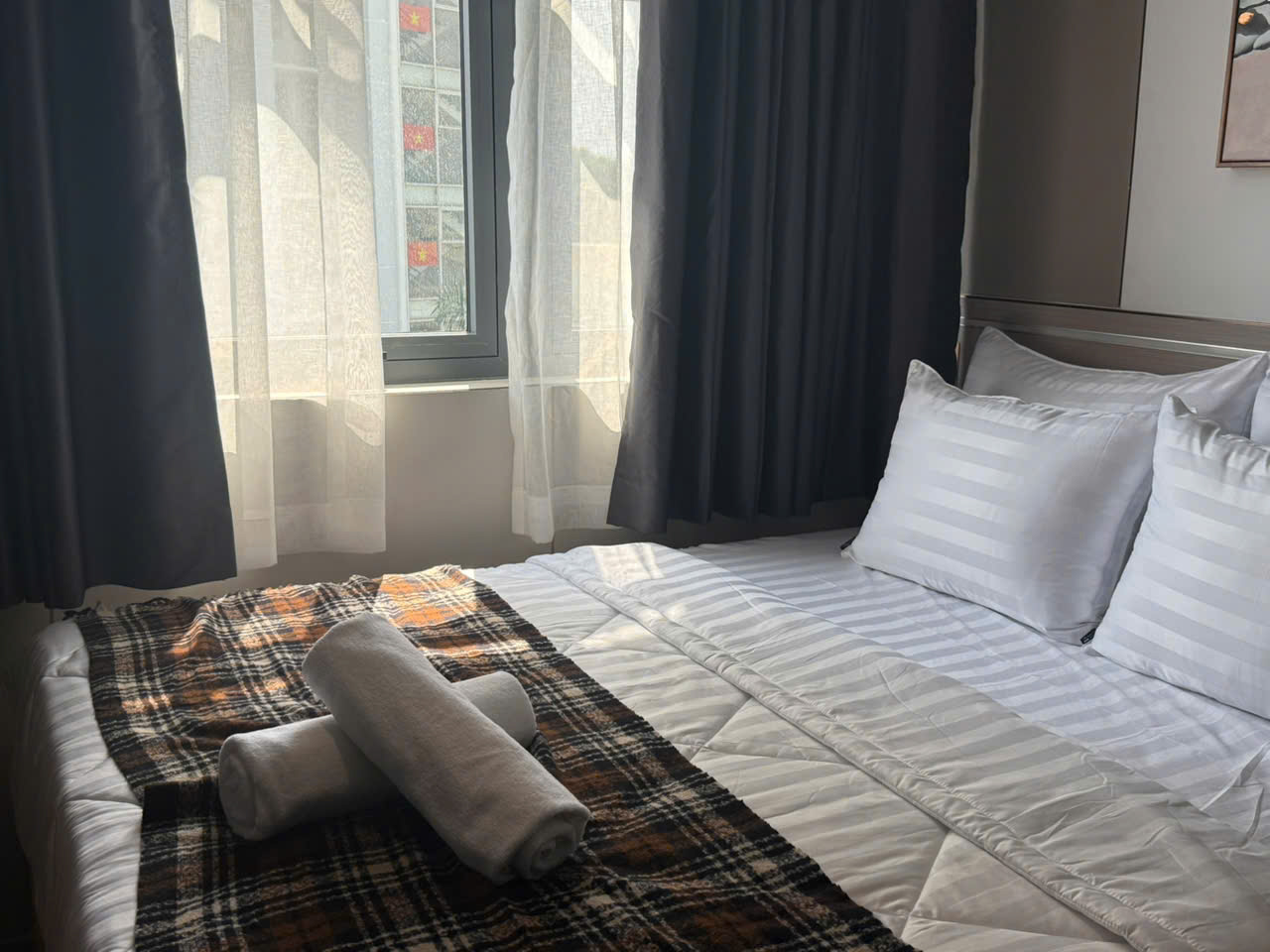 Không gian hồ bơi và cây xanh